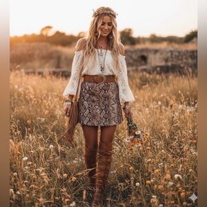 Lulus  snake skin skirt in size small in very great condition perfect for you!